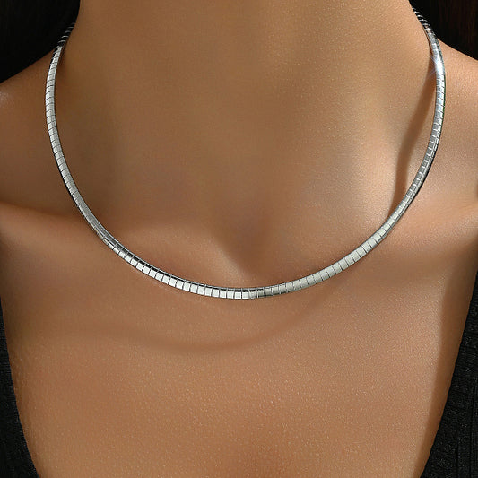 Minimalist Metal Collar for Women - Elegant and Versatile Necklace